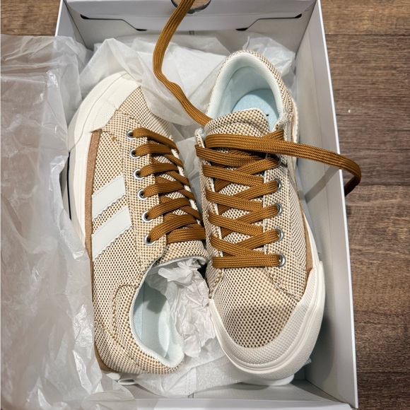 Shoes - Picture 2 of 4